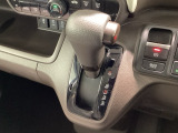 インパネシフトを採用しているので、前席の足元も広々としています。運転席と助手席の行き来もスムーズです!