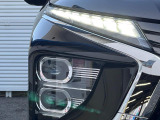 【LEDヘッドライト】悪天候や夜間走行時も良好な視界を確保し安心して運転できる高輝度LEDヘッドライトを装備!点灯速度が早く、消費電力も抑えられています。
