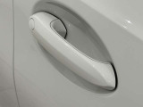 コンフォートアクセス付きでキーを携帯していれば施錠、開錠が可能です。