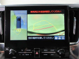 パノラミックビューモニターを装備。車を真上から見るように周囲を確認できます。機能の詳細は販売店スタッフまでお尋ねください。