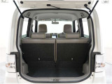 可倒式リヤシートを前に倒せば。ラゲージスペースがさらに拡大します。長さや幅のある物もラクにはいります。