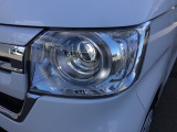 明るく白い光のLEDヘッドライトにより、夜間でも遠くまで見通しやすく、安全性が高まります。