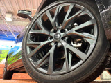 【純正21インチアルミホイール】外観にマッチした純正アルミホイールを装着しております。各種社外アルミホイールや、スタッドレスタイヤも取扱いしております。是非ご相談ください♪