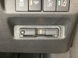 ハンドルの右下にETCがついています。高速道路の料金所の通過も楽々です!。 カードの取り出しもしやすい場所についています。
