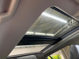 【パノラマムーンルーフ】大型のガラスルーフ搭載で車内の解放感が一気にアップ!開放的なドライブをお楽しみいただけます。