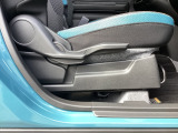 運転席にはドライバーの体型や好みに応じて前後方向だけでなく、高さの調整ができるシートリフターを装備!