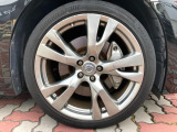 【純正20インチアルミホイール】外観にマッチした純正アルミホイールを装着しております。各種社外アルミホイールや、スタッドレスタイヤも取扱いしております。是非ご相談くださ