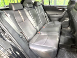 後部座席も気になるようなキズ・汚れやへたり等、大きなダメージはなく、良好な状態です。
