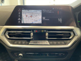 BMWのナビゲーションは操作性も良く、詳細な地図情報と交通状況を見やすく表示し、快適なドライビングをサポートしながら目的地までナビゲートします。