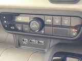 オートエアコンや運転席シートヒーター、USBチャージャーなど、快適装備がしっかり揃っています。季節を問わず快適にお乗りいただけます。