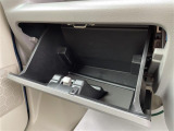 グローブボックスの画像です。店舗にて現車の確認もいただけますので、お電話で在庫のご確認の上是非ご来店くださいませ!!!ワクワクするクルマ選びをご提案します!