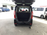 後席を倒さなくても、ゆとりある荷室。