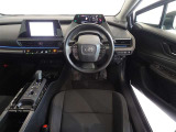 革巻きステアリングで快適な操作性の運転席です。