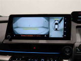 パノラミックビューモニター付きです。車両を上から見たような映像をディスプレイオーディオ画面に表示。運転席からの目視だけでは見にくい、車両周辺の状況をリアルタイムでしっかり確認できます。