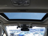 [サンルーフ]内側のシェードを開けるだけでも、車内に光が差し込み明るくなりますが、サンルーフを開けることで外からの新鮮な空気が入ります!