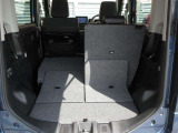 トランクも広々していて分割で倒れて片側に荷物を積んで片側に人が座ることも可能です。