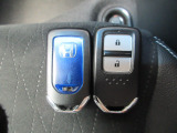 スマートキー付!キーを取り出さなくてもドアロックの施錠・開錠、エンジンの始動が出来ます!雨の日や荷物の多い日にとても便利ですね♪