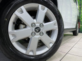 【純正15インチアルミホイール】外観にマッチした純正アルミホイールを装着しております。各種社外アルミホイールや、スタッドレスタイヤも取扱いしております。是非ご相談ください♪