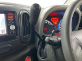 【コラムシフト】ハンドルの近くで操作できるため手が届きやすく、運転席と助手席の間に空間が生まれ、前席から後席へのウォークスルーが容易になります。