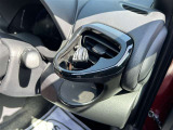 トヨタ純正用品のドリンクホルダーが運転席と助手席に付いています!取り出しやすい位置なのでとても便利です♪