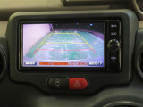 車両後方の映像を映すバックモニター。進路を確認しながら安全に車庫入れできます。