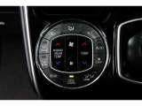 運転席と助手席、それぞれ温度調節ができ、オールシーズン快適なオートエアコンとなっております!