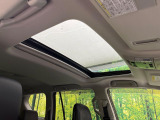 【サンルーフ】開放感たっぷりの希少装備、サンルーフが装着されています!車内に明かりを取り入れたり景色を楽しむ以外にも、車内の空気も簡単に換気できて快適です!