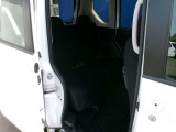 後席は広々。大柄な方でも余裕で乗車できます。乗り降り楽々!自動スライドドアでお子様、ご年配の方にも安心です。ご家族、同乗者に優しい装備です。