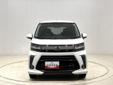 メッキ際立つフロントグリル、LED採用のヘッドランプとイルミネーションで