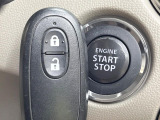 【インテリジェントキー】カバンやポケットに入れたままでもドアの施錠・解錠が可能なスマートキーを装備。エンジンのオン・オフ時もカギを取り出す必要が無いからとっても便利です♪