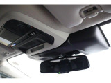 アイサイトはステレオカメラで前方を認識。万一の際の衝突回避、車線逸脱のお知らせ、全車速追従クルーズコントロールなど、色々なことができる運転支援システムです。