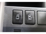 スライドドアの開閉は、ドアハンドルはもちろん運転席からのスイッチ操作でも可能です。お子様の送迎時の乗り降りも一段と楽になります。
