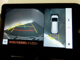 【全周囲モニター】車を上空から見下ろしたような映像をカーナビ画面に映し出し、車庫入れや縦列駐車をサポートしてくれます。
