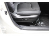 運転席パワーシート。無段階で細かく動かせるため、体格に合わせた適切なポジションに設定できます。