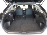 セカンドシートを倒した状態です。セカンドシートは独立可倒、荷物に合わせてラゲッジスペースをアレンジできます。