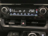 左右独立温度コントロールフルオートエアコンです。運転席、助手席それぞれで独立して温度設定ができます。冷え性の方が乗っても安心ですね♪