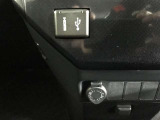 充電用USB端子付き。スマートフォンなどの充電に便利です。