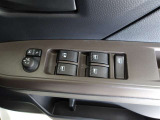 パワーウィンドウスイッチで運転席から全席の窓の開閉ができます。
