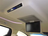 天井にはビルトインタイプのリアモニタ-が付いていました。嬉しい装備ですね。