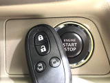 【キーレススタートシステム】カバンやポケットに入れたままでもドアの施錠・解錠が可能なスマートキーを装備。エンジンのオン・オフ時もカギを取り出す必要が無いからとっても便利です♪