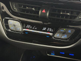 【左右独立オートエアコン】左右独立型、いわゆるデュアルエアコンです。運転席と助手席でそれぞれお好みの温度を設定可能です。