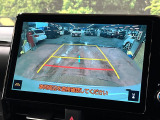 【バックカメラ】駐車時に後方がリアルタイム映像で確認できます。大型商業施設や立体駐車場での駐車時や、夜間のバック時に大活躍!運転スキルに関わらず、今や必須となった装備のひとつです!