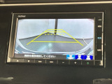 リバースギアに入れるだけで後方の表示へ切り替わります。夜間や雨の日の駐車も楽になりますよ。