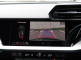 バックカメラ駐車時、後退時に後方を確認する事ができる安全快適装備になります映像だけでなくセンサーにより障害物の距離もドライバーに直感的に伝えてくれる機能になります。