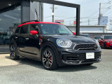 人と違っても、信じる道を走り続ける。違いを否定するのではなく、リスペクトする。MINIは、その一人ひとりの違いをパワーに変えて進化し続けてます