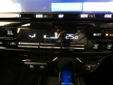 オートエアコンは、常にお好みの温度に調整ができ車内を快適な空間に保ってくれます。