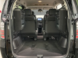 3列目シートを跳ね上げればラゲッジスペースを更に広く使えます。