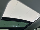 明るく開放的な光を生み出し広々とした空間を演出する開閉可能な電動パノラミックルーフ!快適な車内温度を維持し日差しの影響を抑えるとともにプライバシーを保つガラスを採用。電動サンブラインドも装備!