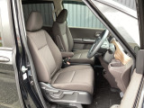 フロント広々、セパレートシートの運転席は、ハイトアジャスターが付いているので、快適にドライブができます。ハンドルはテレスコピック機能で、ハンドル位置を上・下・手前・奥に調節できます。