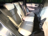 後部座席も気になるようなキズ・汚れやへたり等、大きなダメージはなく、良好な状態です。